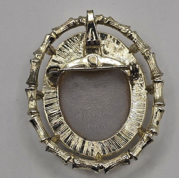 Vintage Jewelry Victorian Golden Gold Tone Cameo Lady Pin Brooch - Picture 3 of 3